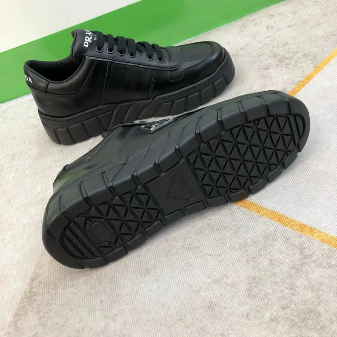 Factory price: 420💰Prada new men's leather sports shoes, the highest version on the market, any comparison is welcome🆚! The original leather has excellent texture and is super high-end! Fetal sheep net lining imported from Italy, removable pad! Luxurious materials and fine workmanship, highly recommended! Code number: 38-44, customized 45